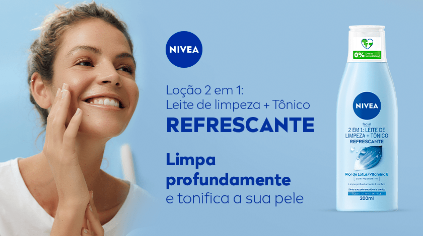 Mulher sorrindo e aplicando a loção no rosto, com embalagem do produto ao lado e fundo azul claro.