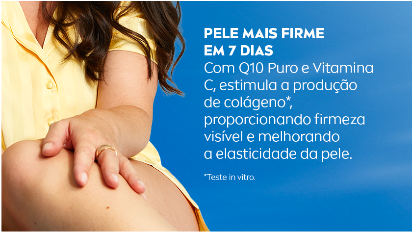 PELE MAIS FIRME EM 7 DIAS Com Q10 Puro e Vitamina C, estimula a produção de colágeno*, proporcionando firmeza visível e melhorando a elasticidade da pele. Fundo azul escuro. Uma pessoa aplica o hidratante na perna, que está em destaque.