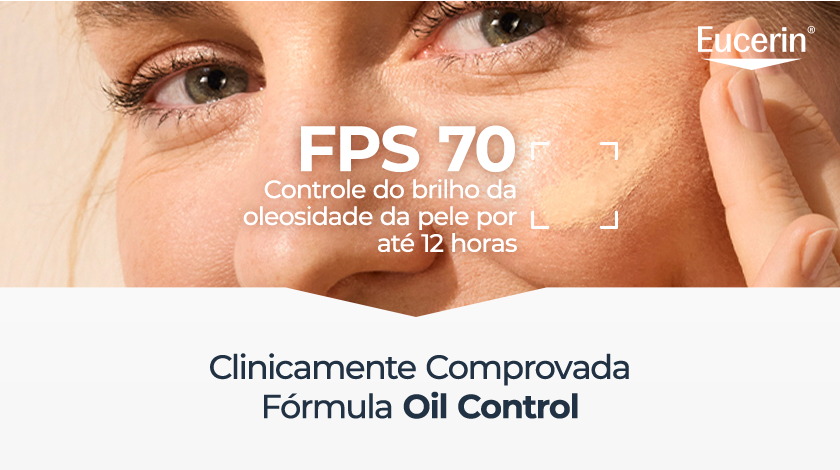 Close-up do rosto de uma pessoa com pele clara aplicando protetor solar no rosto, destacando a textura do produto e o acabamento na pele com aparência uniforme e sem brilho excessivo.