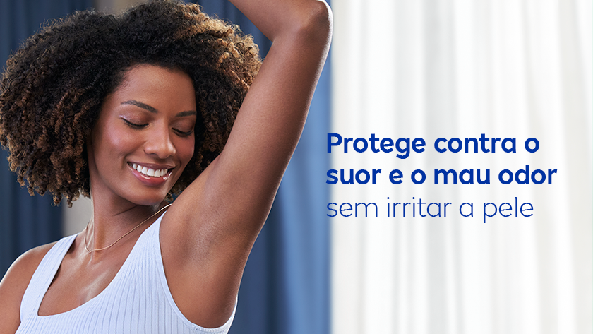 Mulher negra sorridente usando regata branca, levantando o braço em fundo azul. Texto à direita destacando proteção contra suor e mau odor sem irritar a pele.