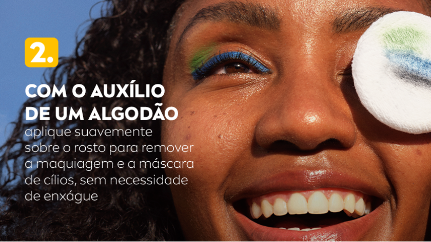 Imagem com fundo azul. Ao lado direito, uma mulher aparece em destaque segurando um algodão.
