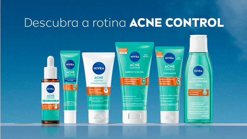 Linha completa de produtos NIVEA Acne Control dispostos lado a lado sobre fundo azul, os produtos tem a cor verde em destaque.