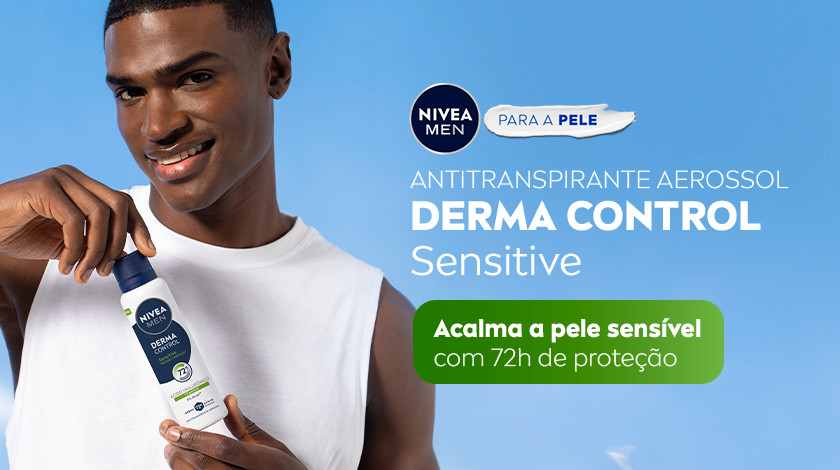 Fundo azul claro com nuvens suaves. À esquerda, homem negro sorridente usa regata branca e aplica o antitranspirante NIVEA MEN Derma Control Sensitive. Ele segura o frasco branco com detalhes em azul escuro e verde. À direita, textos destacam o nome do produto e o benefício. O logo NIVEA MEN aparece no topo.