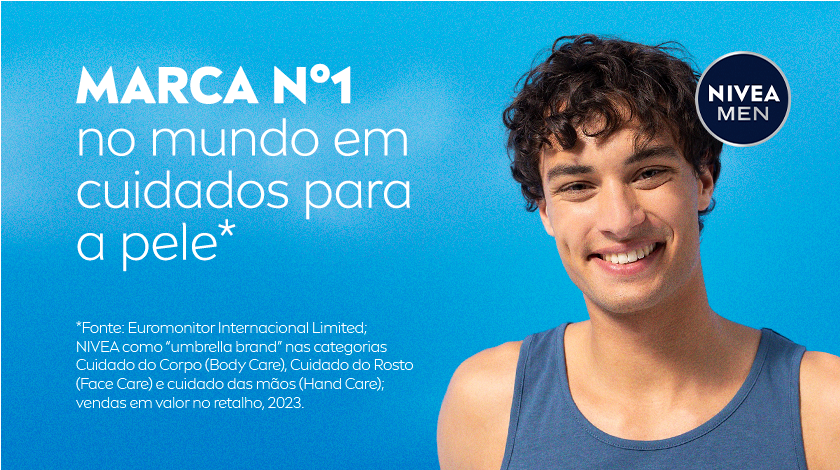 Imagem com fundo azul claro. Ao lado direito, um modelo sorri olhando para frente.