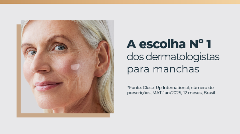 Banner publicitário em fundo claro. Ao lado esquerdo, uma imagem de uma mulher madura. Ela sorri, com um pouco de creme aplicado no rosto.