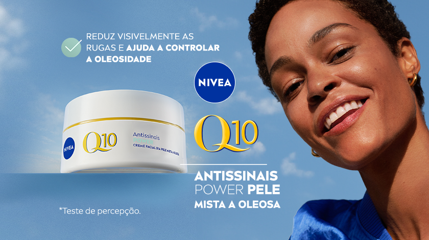 Uma mulher sorri, enquanto olha para frente. O fundo é um céu azul. Ao lado esquerdo, a embalagem de NIVEA Creme Facial Antissinais Q10 Power Dia FPS 30 Pele Mista a Oleosa aparece em destaque.