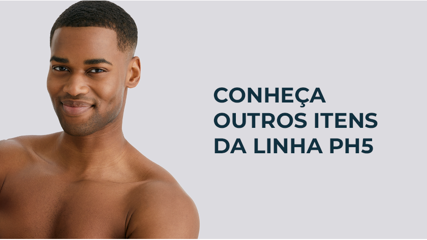 Imagem com fundo neutro. Ao lado esquerdo, um homem sorri.