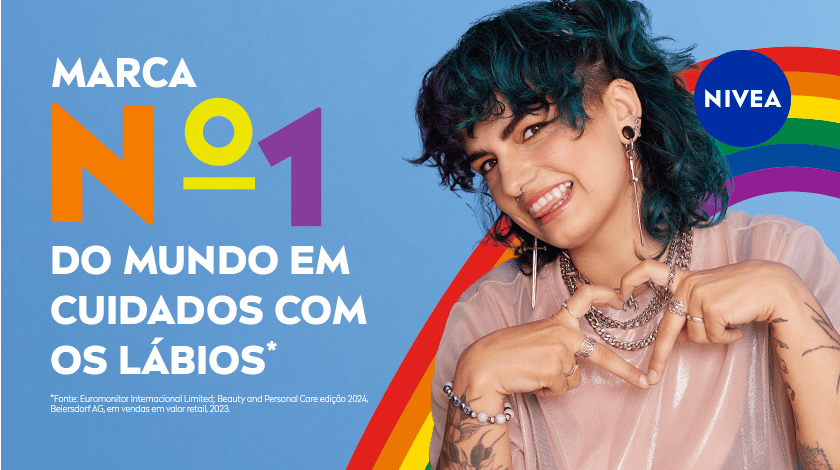 A imagem com fundo azul apresenta uma mulher de cabelos coloridos sorrindo, enquanto faz um coração com as mãos. Ao fundo, há uma representação de arco-íris e o logo da NIVEA