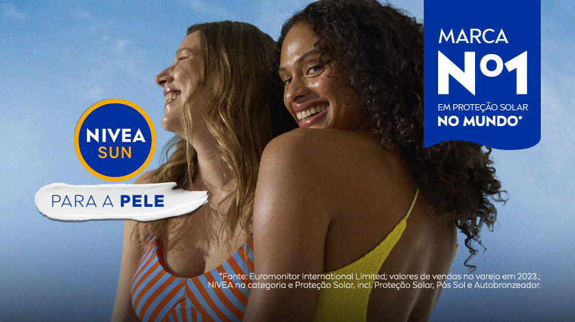 Duas mulheres sorrindo, de costas e com roupas de banho, se divertem ao ar livre sob o céu azul. Ao lado esquerdo, o logo da NIVEA aparece seguido pela frase 