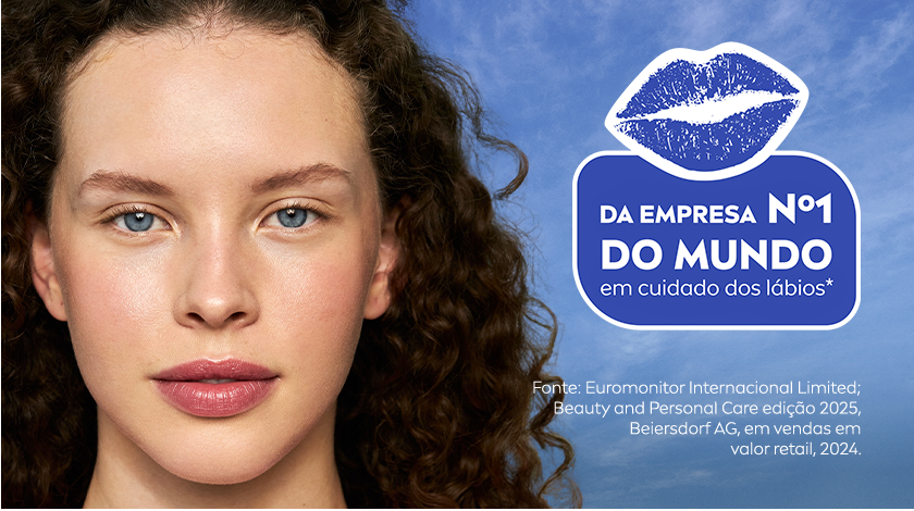 Mulher com cabelos cacheados, rosto suave e confiante com selo “da marca nº1 do mundo” em destaque sobre fundo azul.