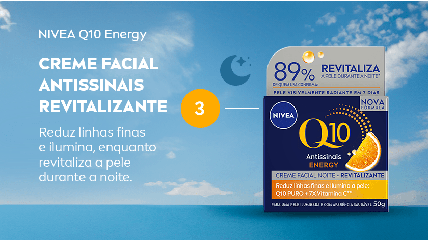 Embalagem do creme facial noturno NIVEA Q10 Energy com texto sobre benefícios antissinais e revitalizantes, fundo com céu azul. É sinalizado como o terceiro passo da rotina.