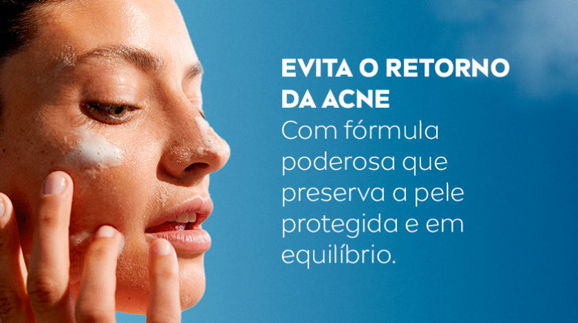 Fundo de céu azul. Ao lado esquerdo, uma mulher aplica delicadamente o sabonete no rosto.