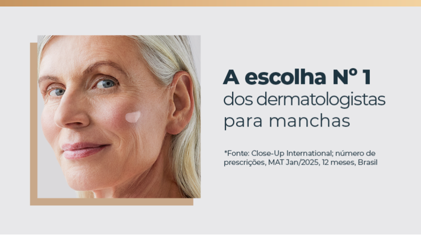 Banner publicitário em fundo claro. Ao lado esquerdo, uma imagem de uma mulher madura. Ela sorri, com um pouco de creme aplicado no rosto.