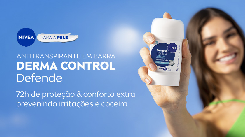 Fundo azul com nuvens suaves. À direita, mulher de cabelos longos e castanhos sorri segurando o desodorante roll-on NIVEA Derma Control Defende, com detalhes em azul.