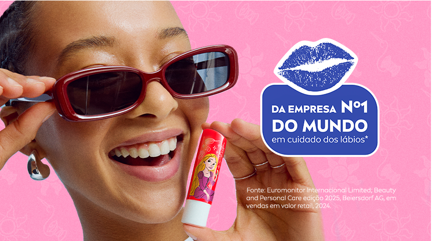 Mulher sorridente com óculos de sol segurando balm labial com embalagem de princesa, ao lado do selo 