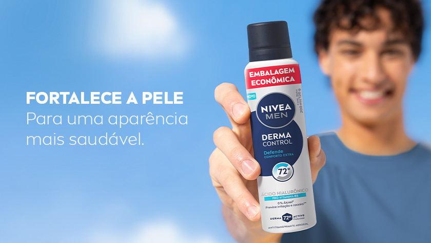 Fundo azul suave com homem sorrindo segurando o desodorante.