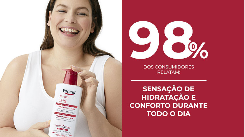 Mulher sorrindo e segurando o produto. Ao lado, destaque para o texto em um fundo vermelho.