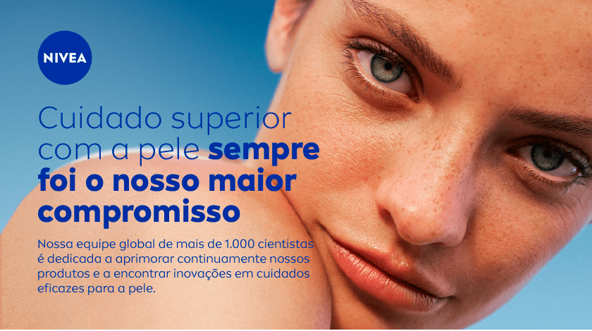 Close em um mulher de pele clara olhando para a câmera com fundo azul e mensagem sobre o compromisso da NIVEA com a qualidade dos cuidados com a pele.