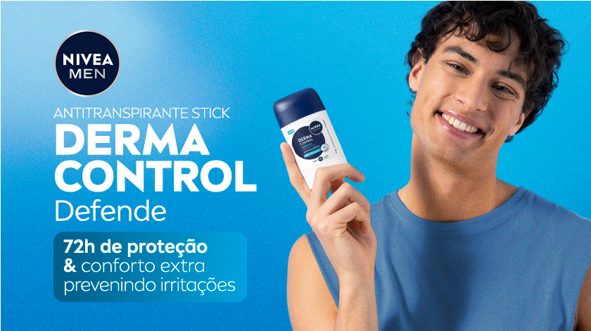 Imagem com fundo azul claro. Ao lado direito, um modelo sorri enquanto segura o desodorante em stick.