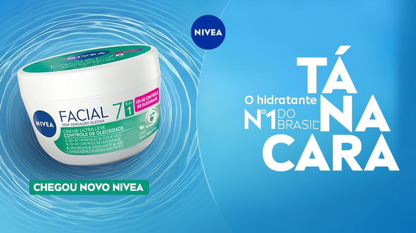 Imagem com fundo azul claro. Ao lado esquerdo aparece em destaque a embalagem do potinho 7 em 1 em tons verdes. Ao centro, o logo de NIVEA.