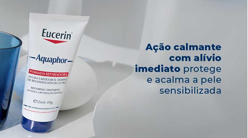 Imagem da pomada em destaque em um fundo neutro de um banheiro.