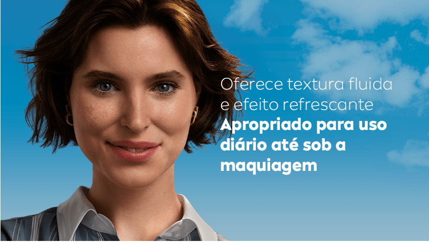 Mulher de cabelos curtos e escuros, usando camisa listrada e sorrindo levemente. Fundo azul com nuvens. À direita, texto: 