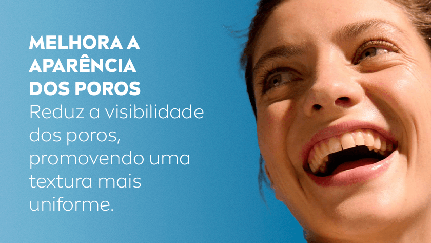 MELHORA A APARÊNCIA DOS POROS Reduz a visibilidade dos poros, promovendo uma textura mais uniforme. Mulher sorrindo enquanto olha para cima. O fundo é um céu azul.
