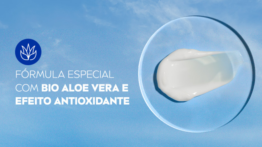 A imagem possui um fundo de céu azul. Ao lado esquerdo, um ícone azul representando uma planta é apresentado. Ao lado direito, um creme branco é destacado, mostrando a textura do produto.