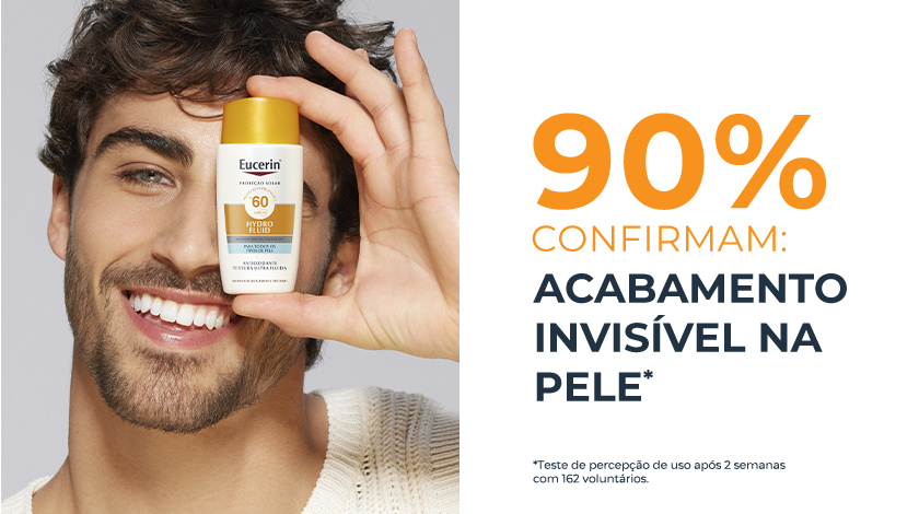 Imagem de um homem sorridente segurando o protetor solar Eucerin Hydro Fluid.