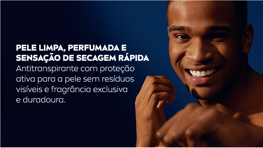 Homem negro sorrindo ao fundo azul escuro com preto. Ele deixa os punhos fechados, como se estivesse lutando.