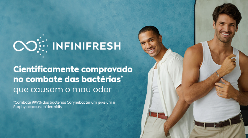 Dois homens de pele clara e sorriso descontraído, em fundo azul claro com símbolo infinito. Texto em branco destacando o INFINIFRESH e sua eficácia comprovada contra as bactérias causadoras de mau odor.