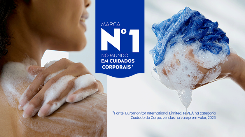 Um banner dividido em 3 imagens. À esquerda, há duas fotos: uma mostrando uma pessoa ensaboando a pele com as mãos e outra segurando uma esponja azul coberta de espuma. À direita, um fundo azul destaca a mensagem: “Marca N°1 no mundo em cuidados para a pele”