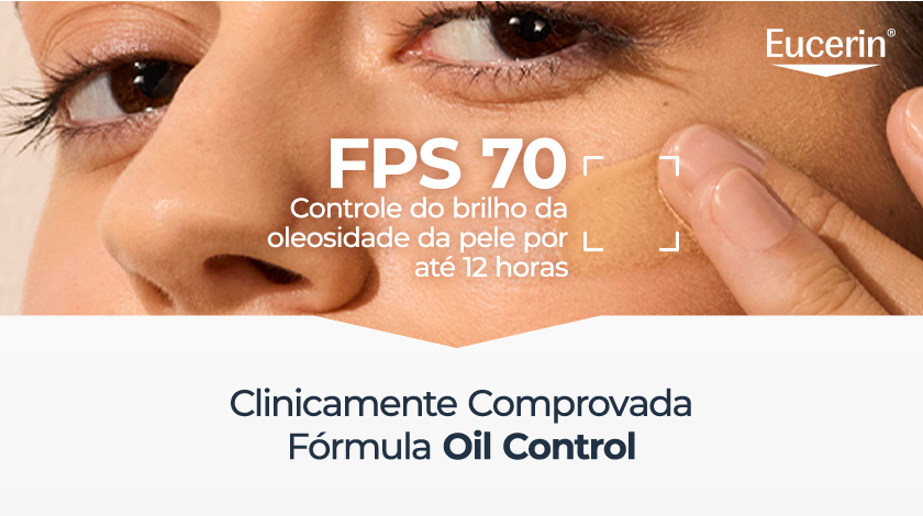 Close-up do rosto de uma pessoa com pele em tom médio aplicando protetor solar no rosto, destacando a textura do produto e o acabamento na pele com aparência uniforme e sem brilho excessivo.
