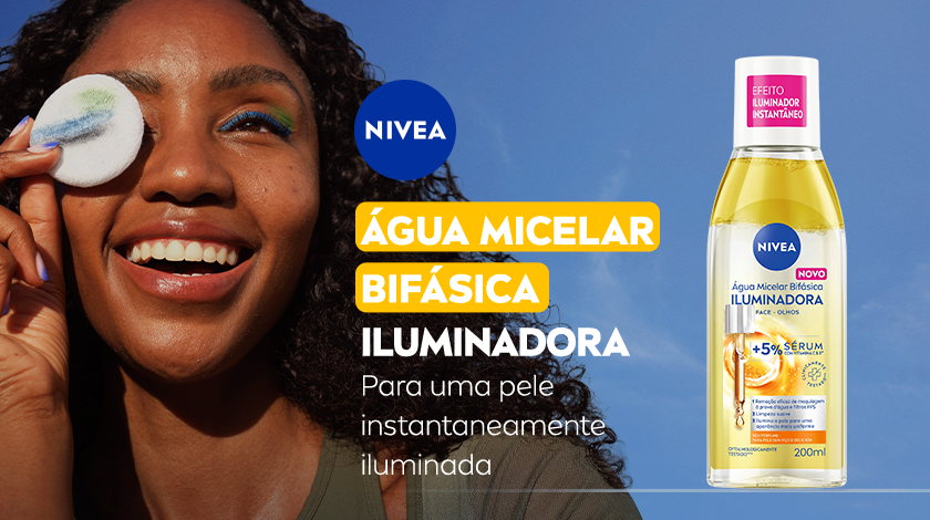 Imagem com fundo azul. Ao lado esquerdo, uma mulher sorri, segurando um algodão sujo com maquiagem. Ao lado direito, a embalagem da água micelar aparece em destaque.