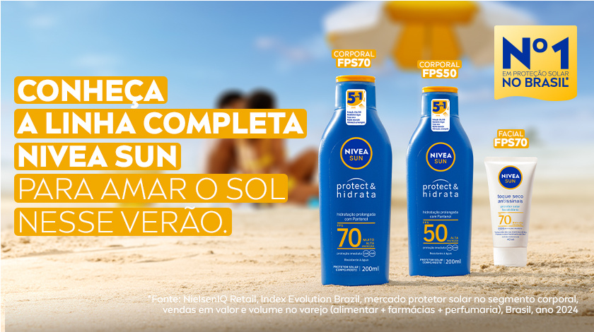 Fundo de praia, com céu ensolarado. Ao lado direito, são apresentados os protetores solares da linha.