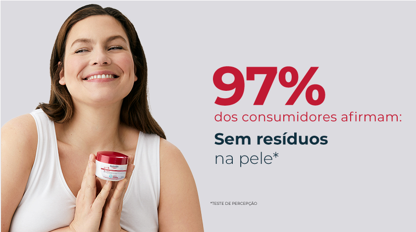 Mulher sorrindo com a pele visivelmente hidratada, segurando o pote do produto.