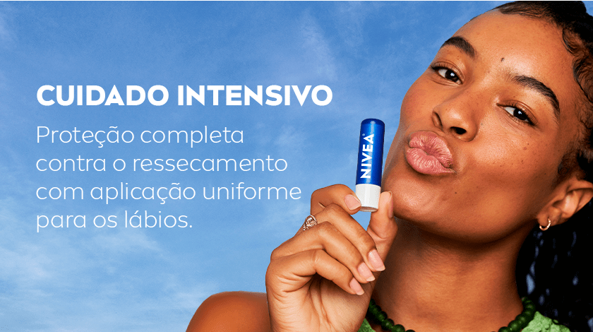 Cuidado intensivo para os lábios com proteção contra o ressecamento Mulher aplicando o hidratante labial NIVEA e fazendo biquinho, com texto destacando proteção completa contra ressecamento.