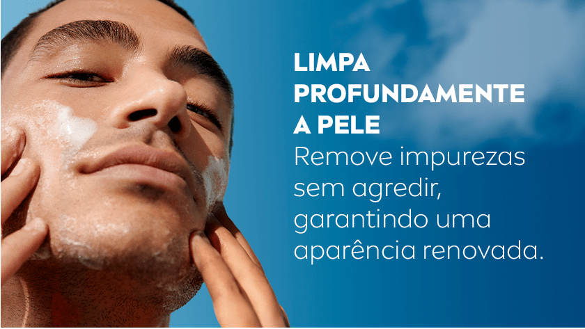 Um homem aplica o sabonete no rosto. O fundo é um céu azul.