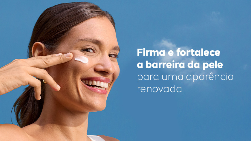 Fundo azul claro. Mulher sorridente aplica o creme no rosto com o dedo indicador, destacando a textura leve do produto. À direita, texto promocional em branco e azul reforça o benefício de firmeza e fortalecimento da barreira da pele.