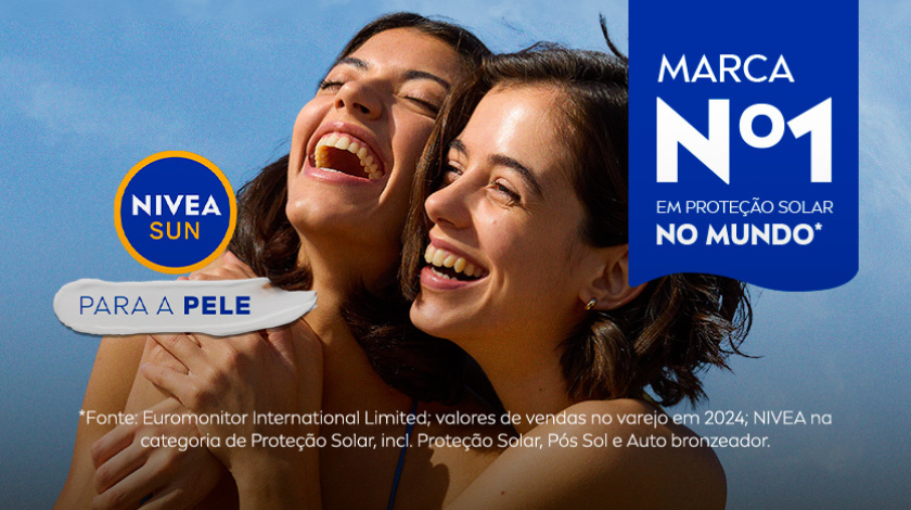 A imagem possui um fundo de céu azul. Duas mulheres sorriem, enquanto se abraçam. Ao lado esquerdo, é apresentado o logo de NIVEA SUN para a pele. Ao lado direito, o selo de MARCA Nº1 é destacado.