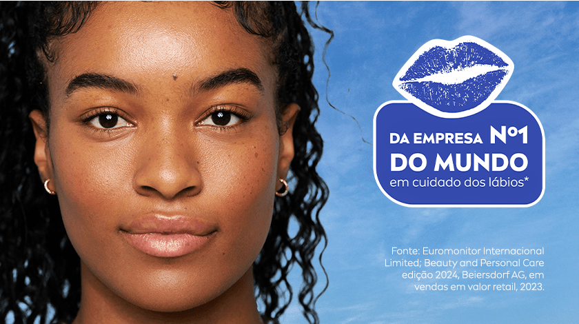 NIVEA é a marca número 1 do mundo em cuidado dos lábios* Rosto de uma mulher com pele hidratada olhando para a câmera, com selo destacando a NIVEA como empresa número 1 do mundo em cuidado dos lábios.