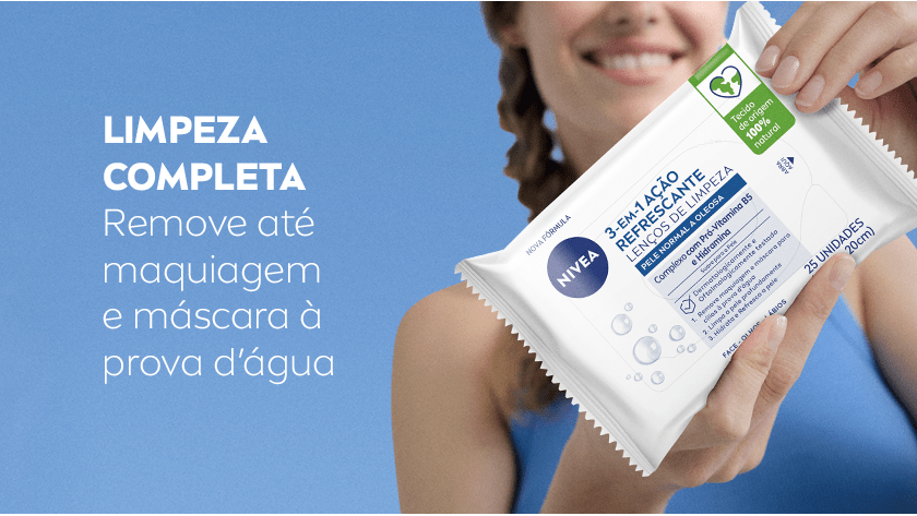Pessoa usando lenço NIVEA e segurando a embalagem. O fundo é um céu azul.