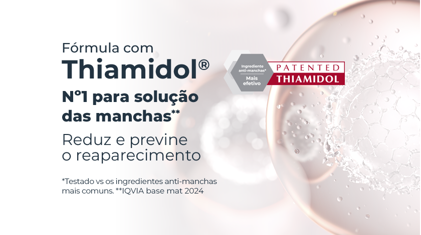 Imagem comparativa de pele em duas fotos lado a lado. À esquerda, a pele apresenta manchas escuras visíveis, marcada como ‘Semana 0’. À direita, a mesma área da pele após tratamento, na ‘Semana 12’, com aparência mais uniforme e manchas reduzidas. Ao lado direito das fotos, um grande número em destaque mostra ‘100%’, acompanhado de elementos gráficos e tipográficos.