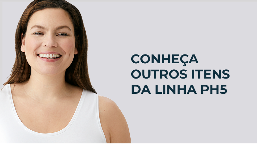 Imagem com fundo neutro. Ao lado esquerdo, uma mulher de regata branca sorri.