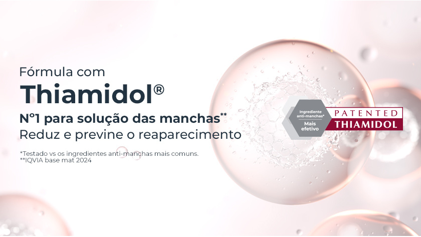 Imagem com fundo rosa. Nela estão presentes representações da fórmula em células. Ao lado direito, é apresentado o selo de thiamidol patenteado.