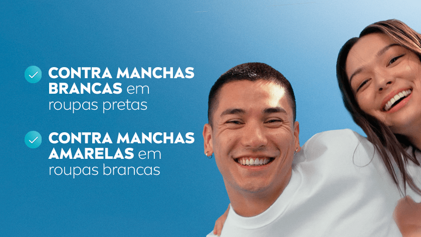 Um homem e uma mulher sorriem, olhando para baixo. O fundo da imagem é um céu azul claro.