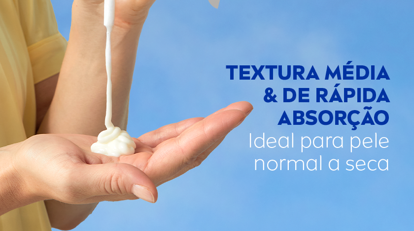 TEXTURA MÉDIA & DE RÁPIDA ABSORÇÃO Ideal para pele normal a seca Close de mãos aplicando o creme em grande quantidade. O fundo é um céu azul