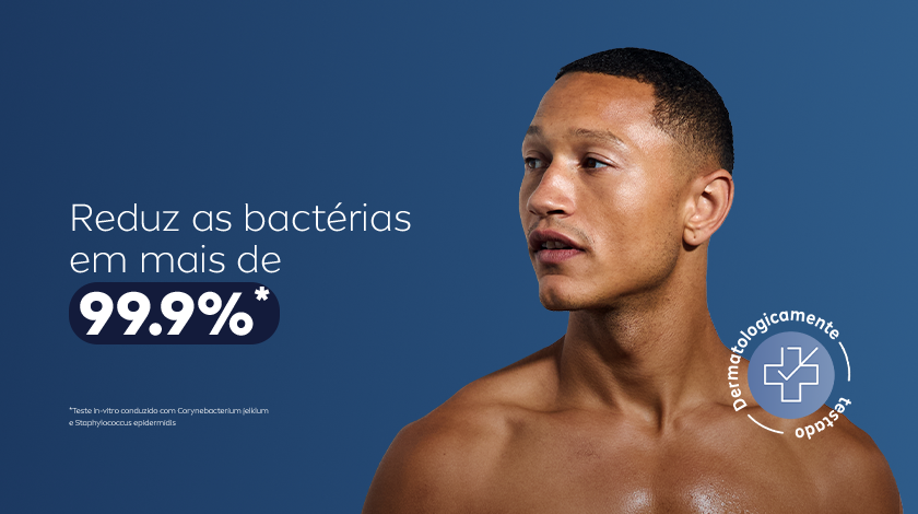 Homem sem camisa sobre fundo azul com o texto 