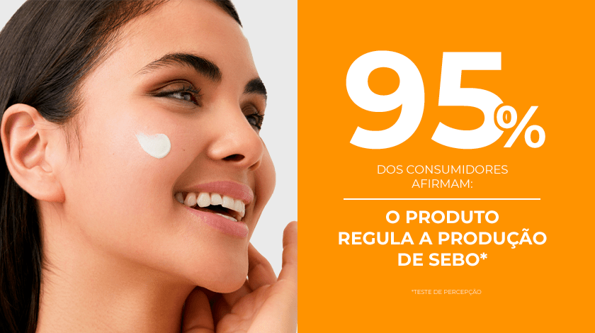 Mulher sorrindo e aplicando produto no rosto. Ao lado, um selo com 95% de aprovação dos consumidores é destacado em um fundo laranja.