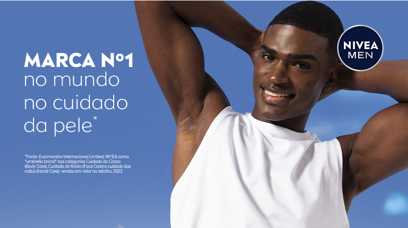 Fundo azul claro com luz suave. Homem negro com regata branca levanta os braços e sorri, exibindo a axila protegida. No canto superior direito, o logo NIVEA MEN aparece em círculo azul.